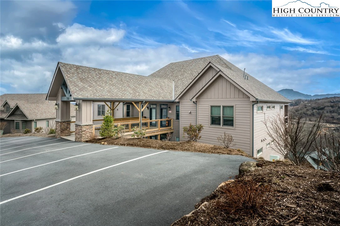 Image number 1 for the current listing
