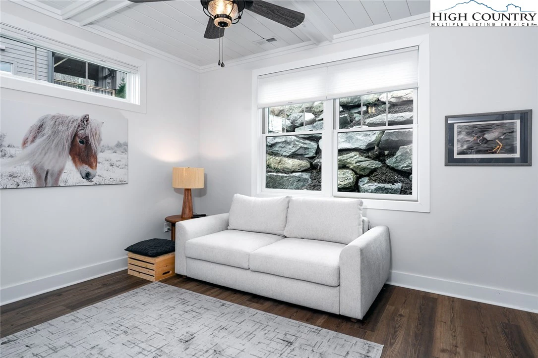 Image number 13 for the current listing