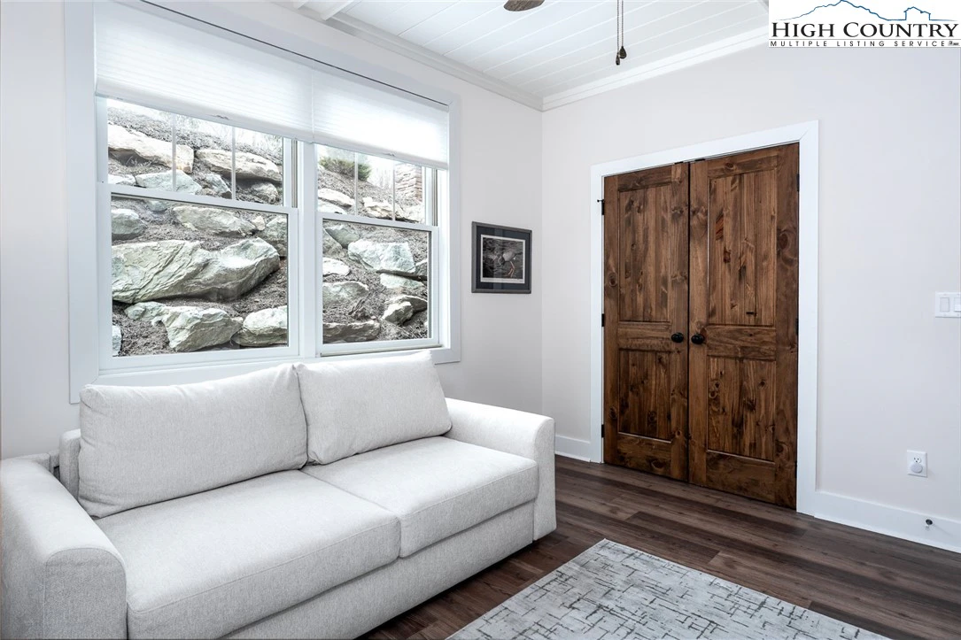 Image number 12 for the current listing