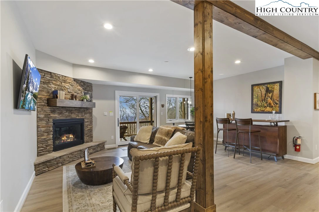 Image number 14 for the current listing