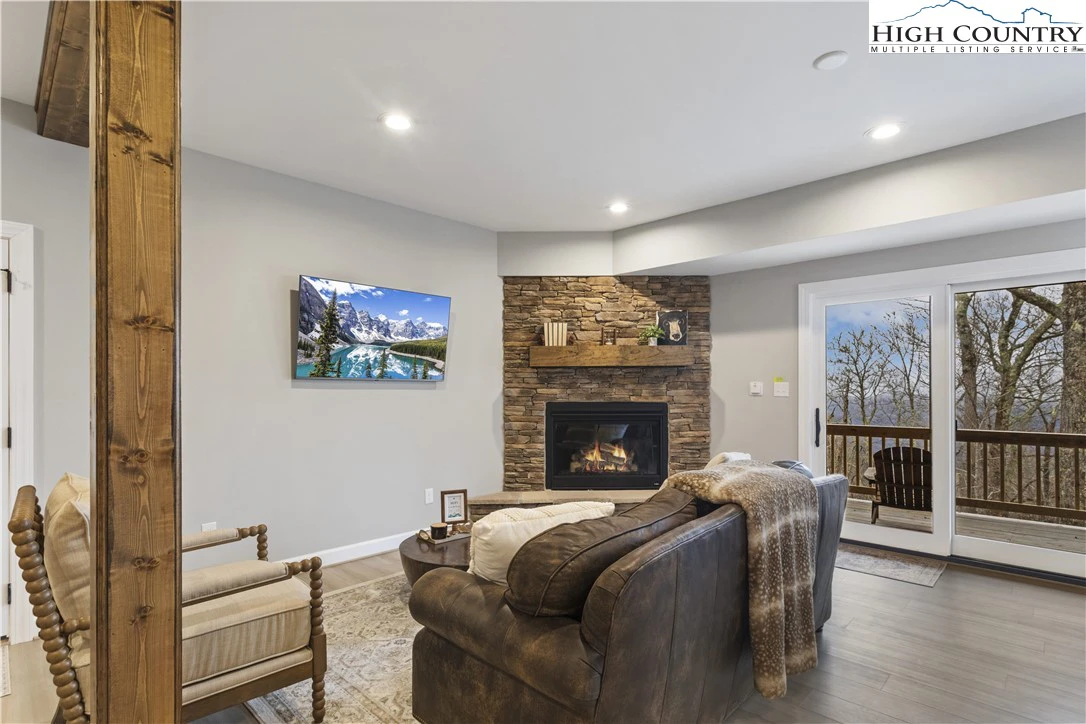 Image number 8 for the current listing
