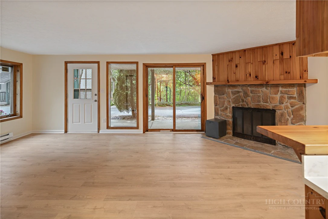 Image number 4 for the current listing