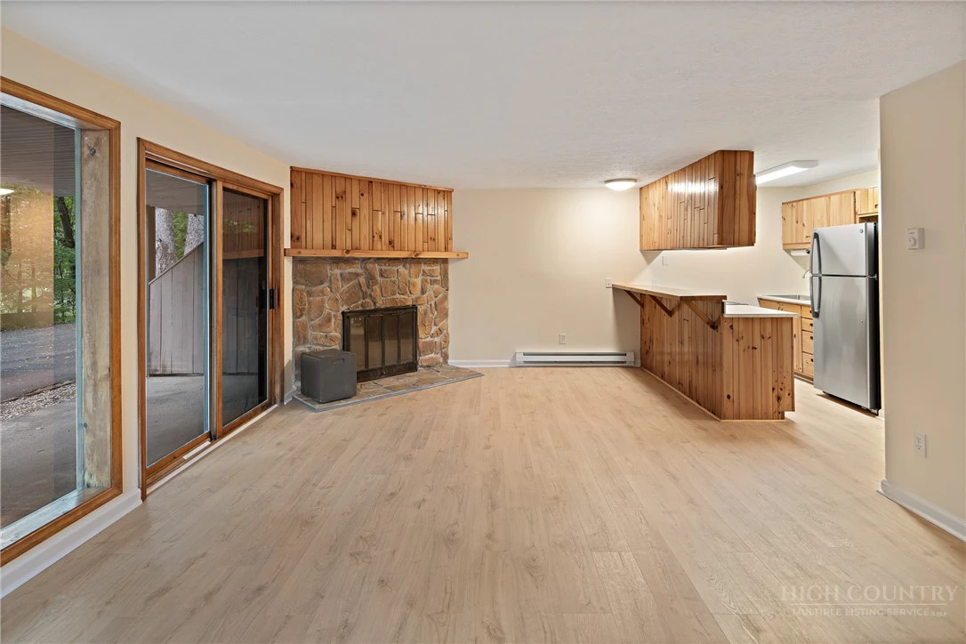 Image number 6 for the current listing