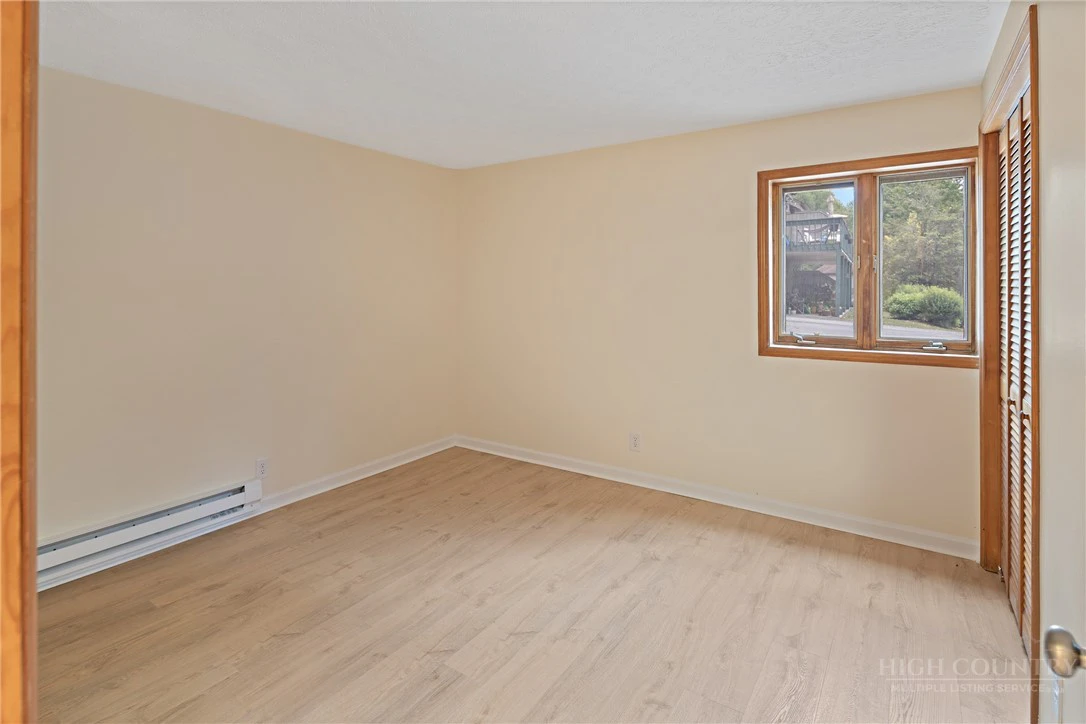Image number 16 for the current listing