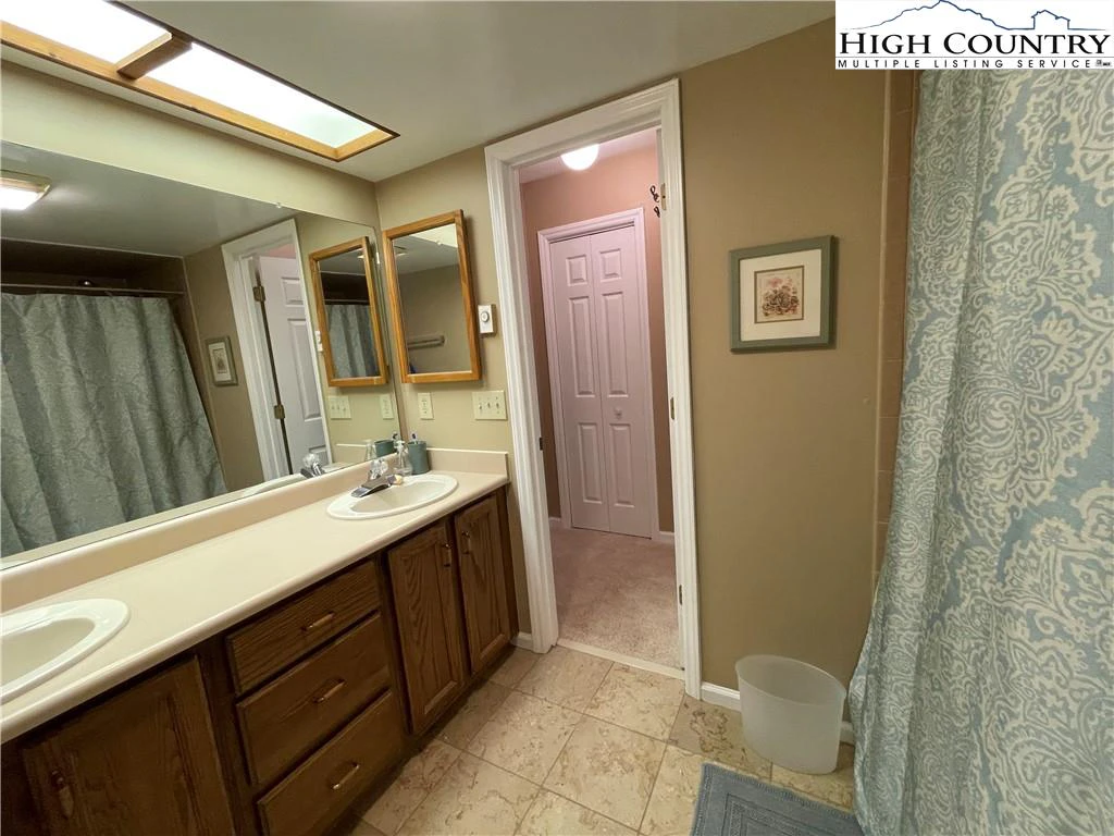 Image number 4 for the current listing