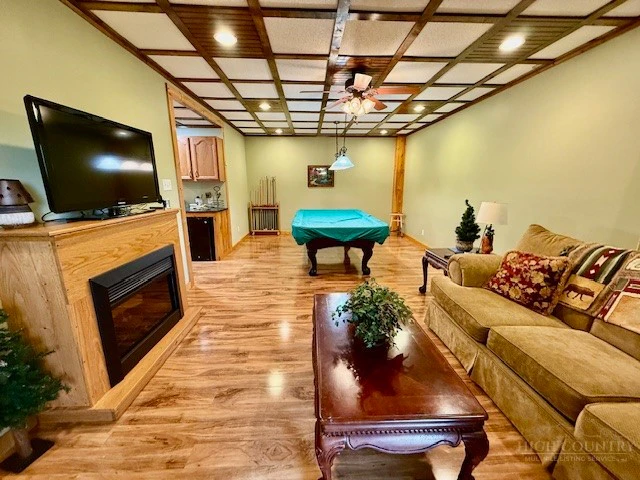 Image number 13 for the current listing
