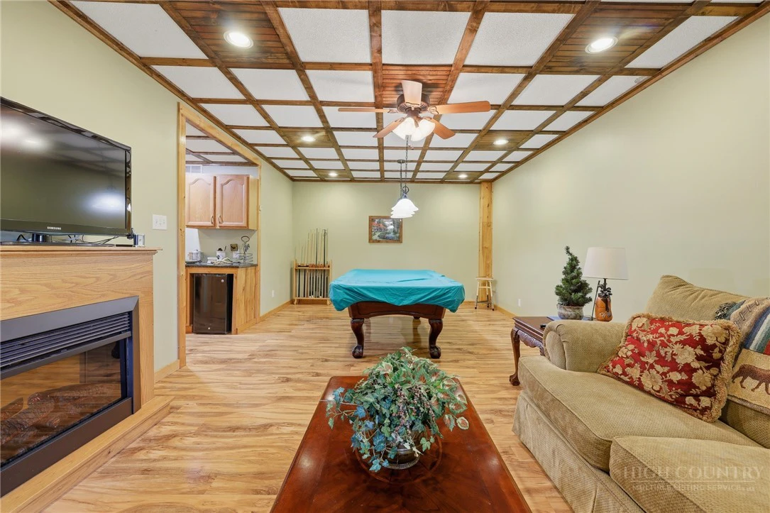 Image number 15 for the current listing