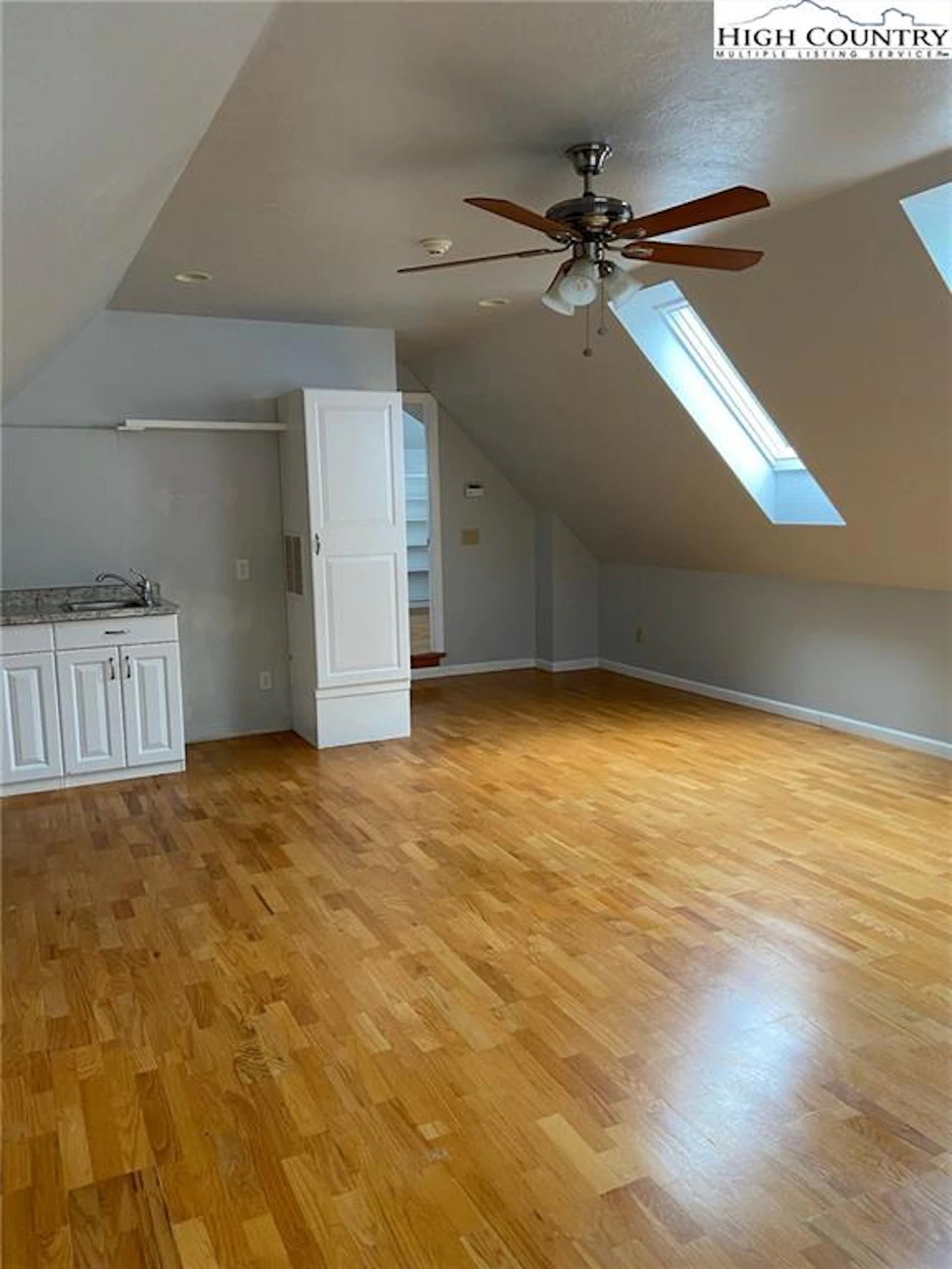 Image number 3 for the current listing