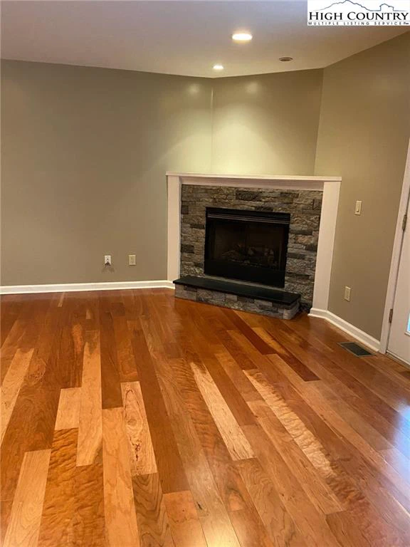 Image number 10 for the current listing
