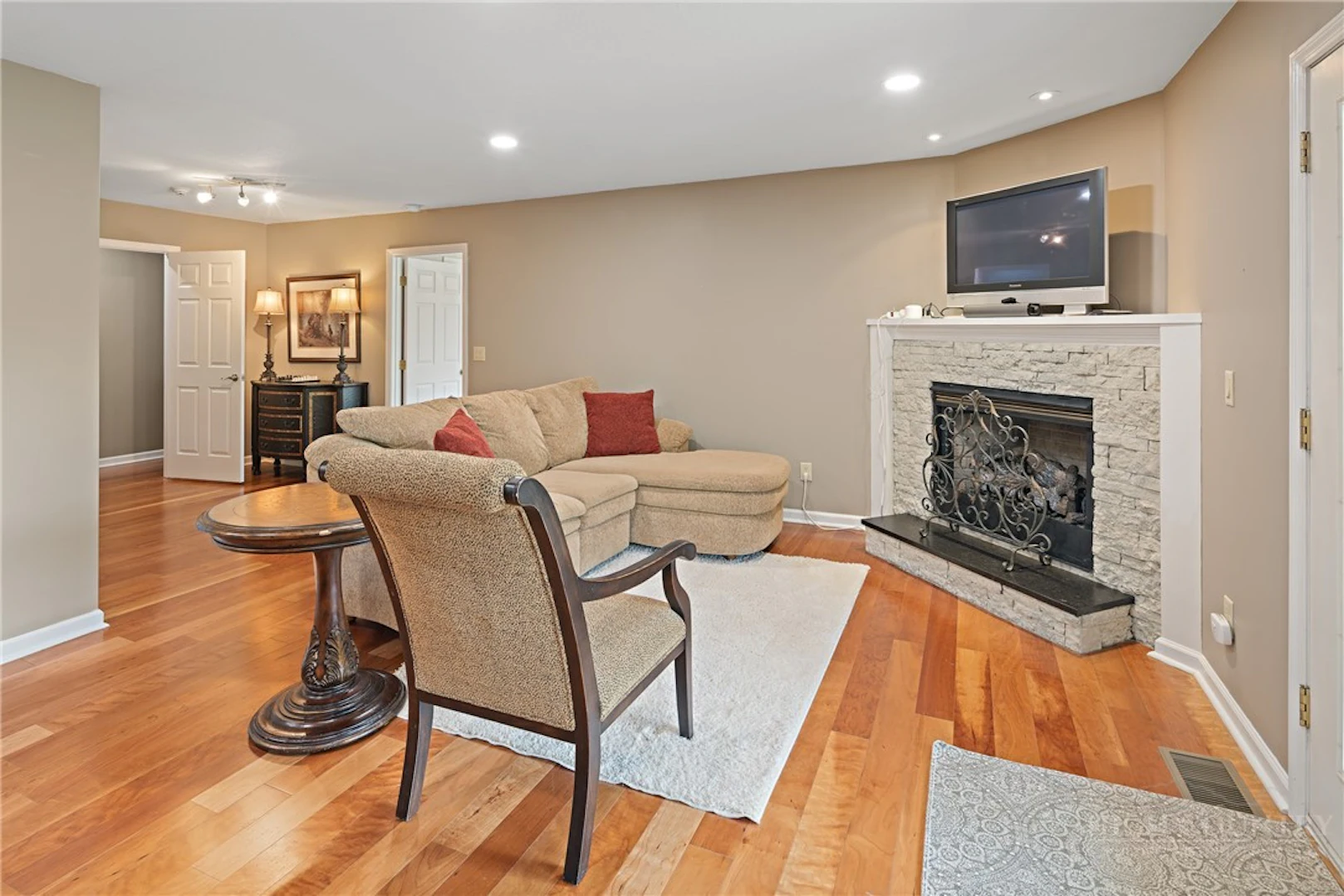 Image number 5 for the current listing