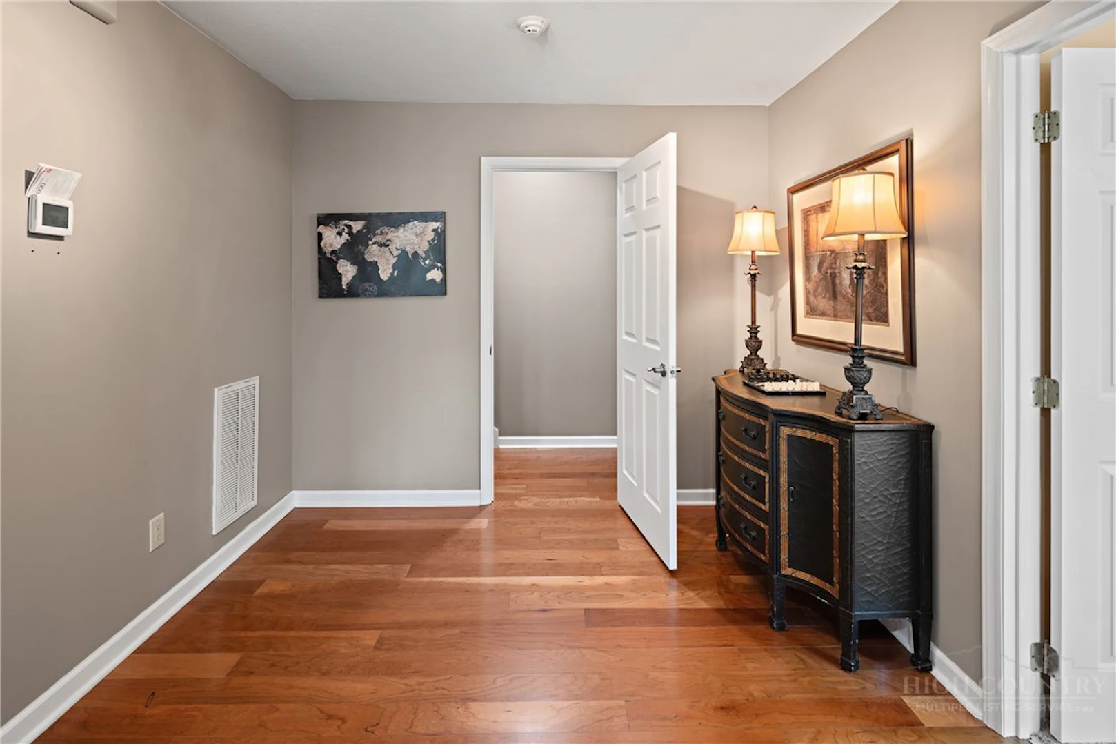 Image number 4 for the current listing