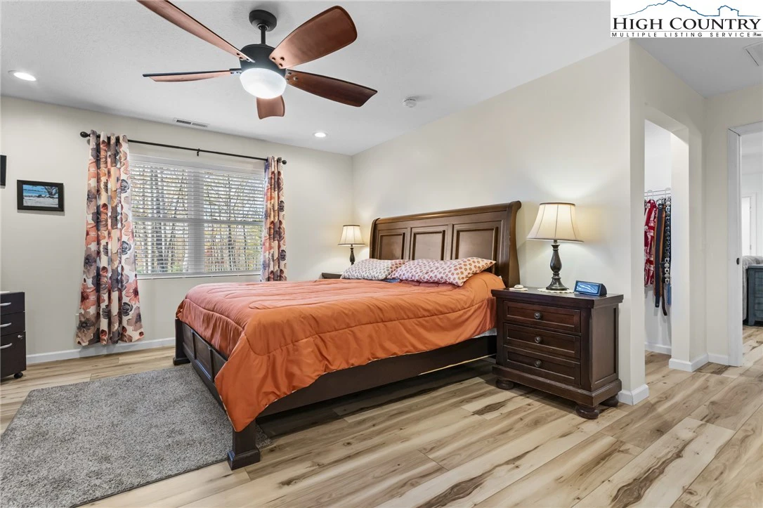 Image number 14 for the current listing