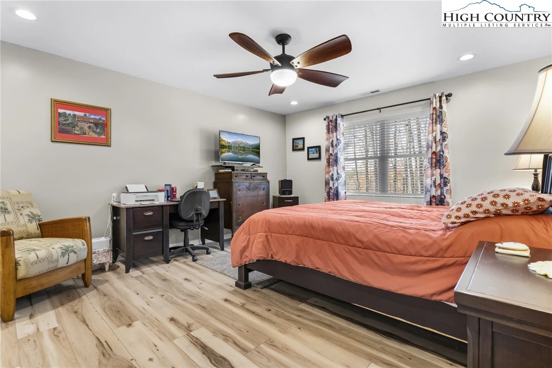 Image number 3 for the current listing