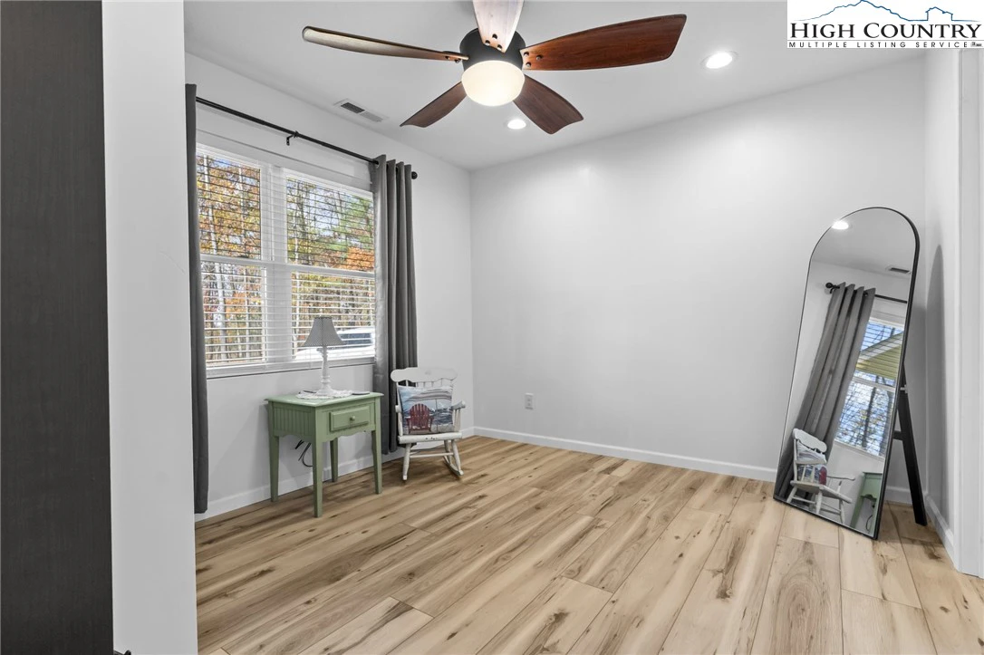 Image number 4 for the current listing