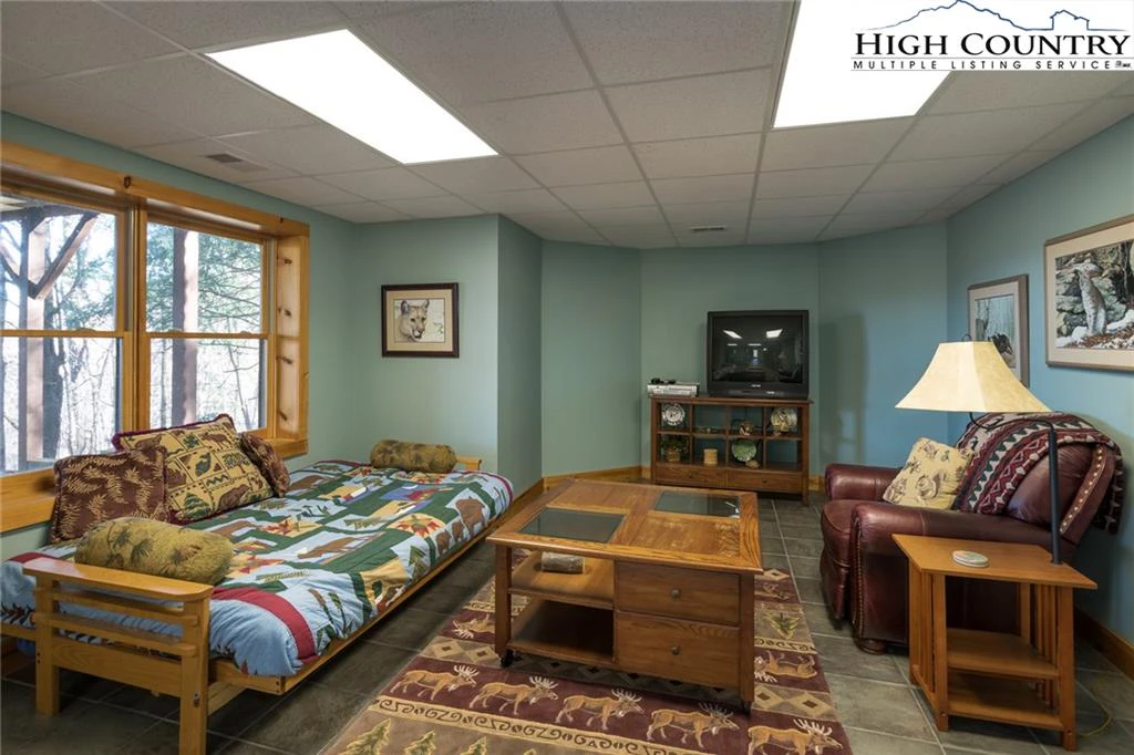 Image number 9 for the current listing