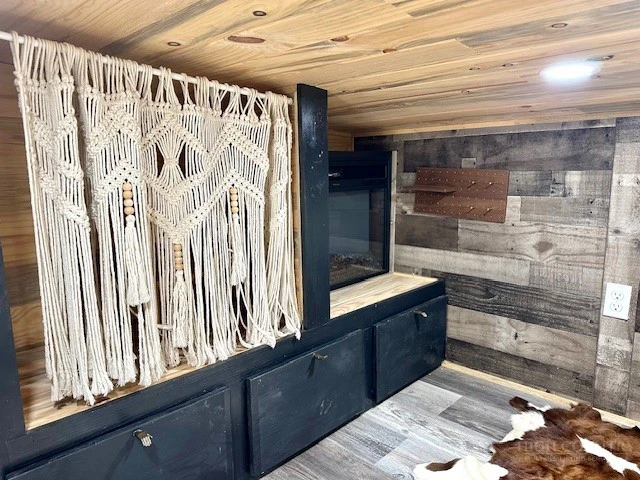 Image number 2 for the current listing