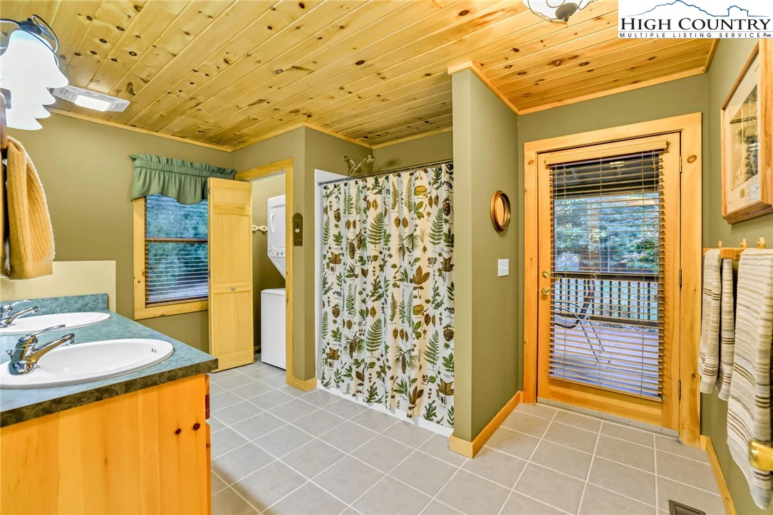 Image number 14 for the current listing