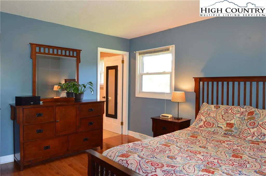 Image number 14 for the current listing