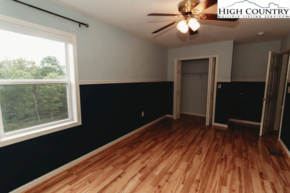 Image number 4 for the current listing