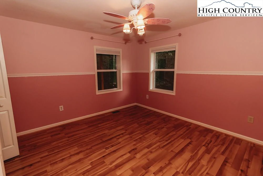 Image number 5 for the current listing