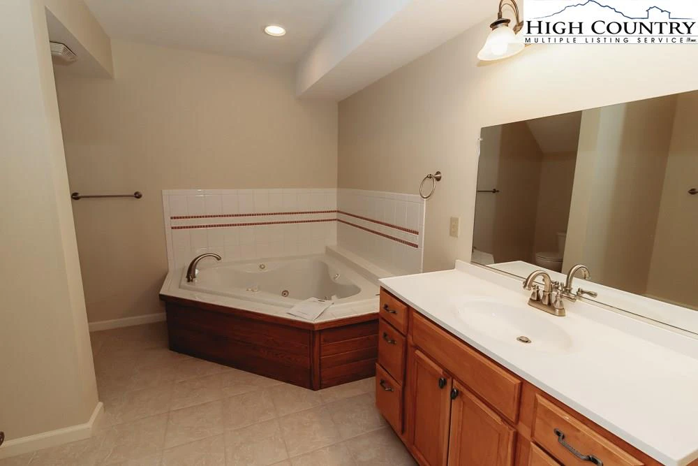 Image number 8 for the current listing
