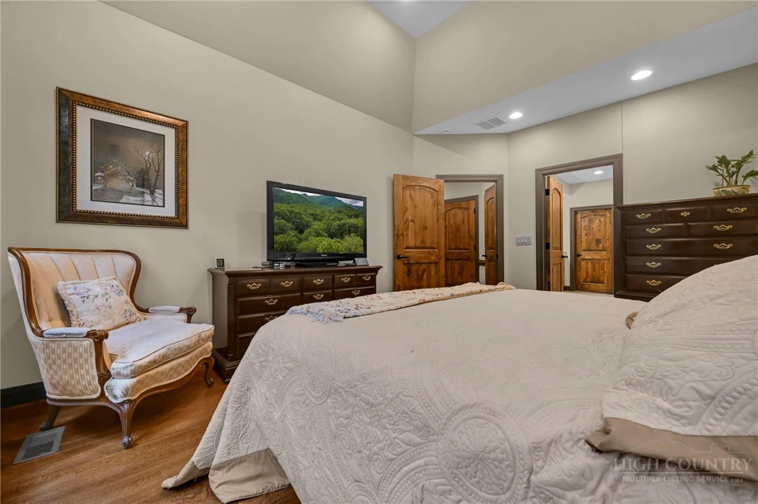 Image number 13 for the current listing