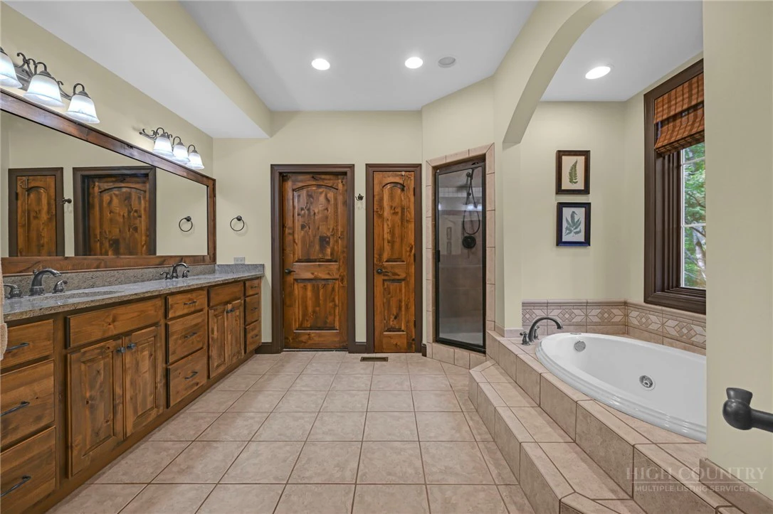 Image number 14 for the current listing