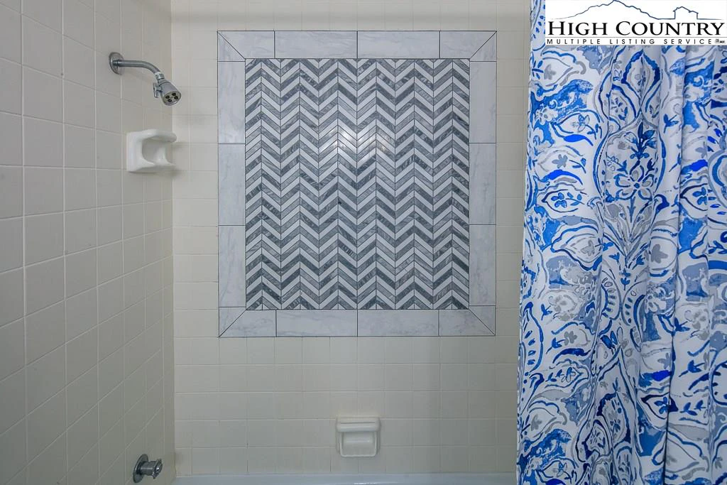 Image number 2 for the current listing