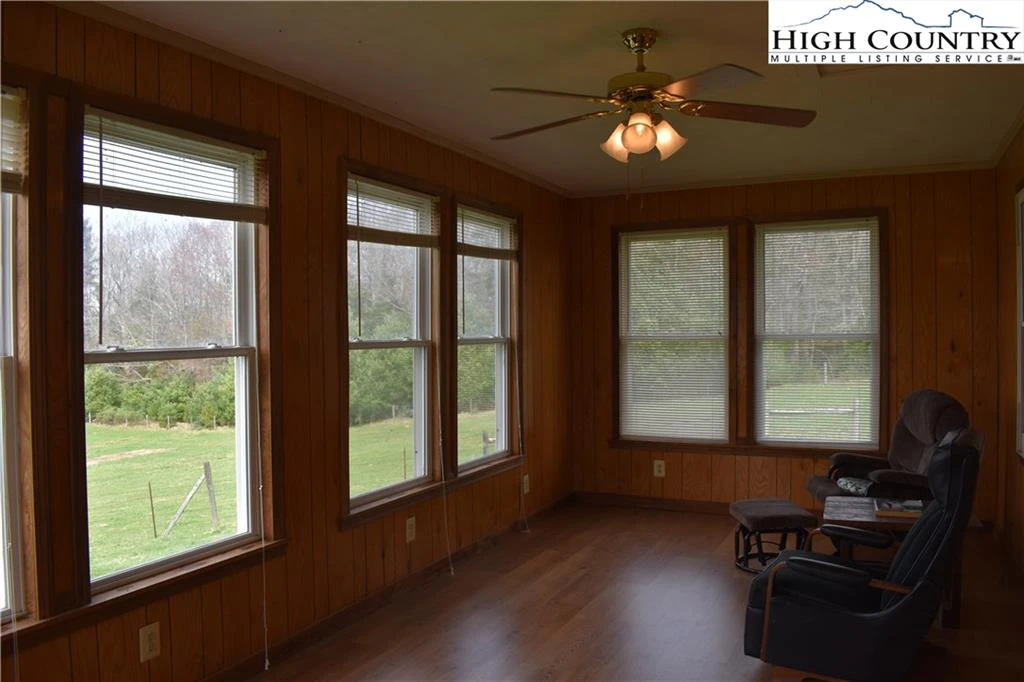Image number 8 for the current listing