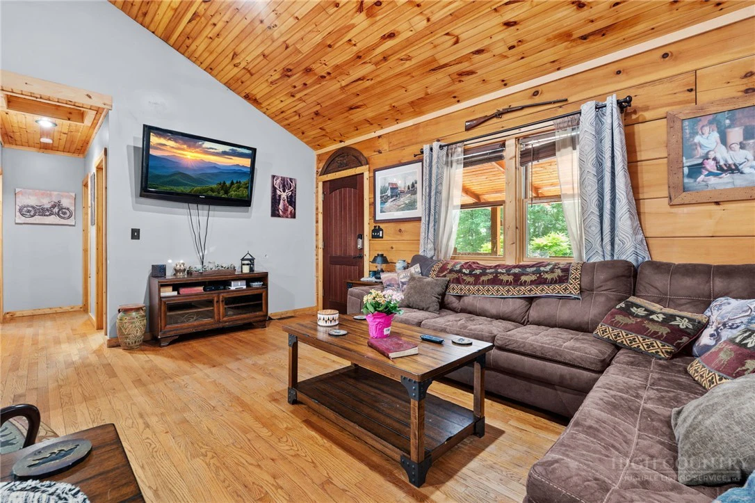 Image number 21 for the current listing
