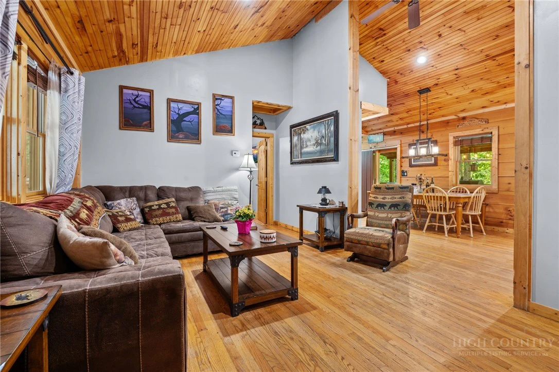 Image number 20 for the current listing