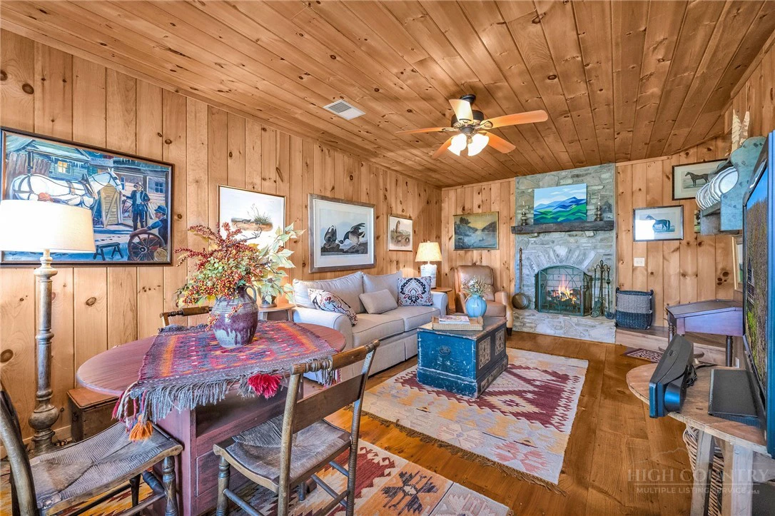 Image number 19 for the current listing