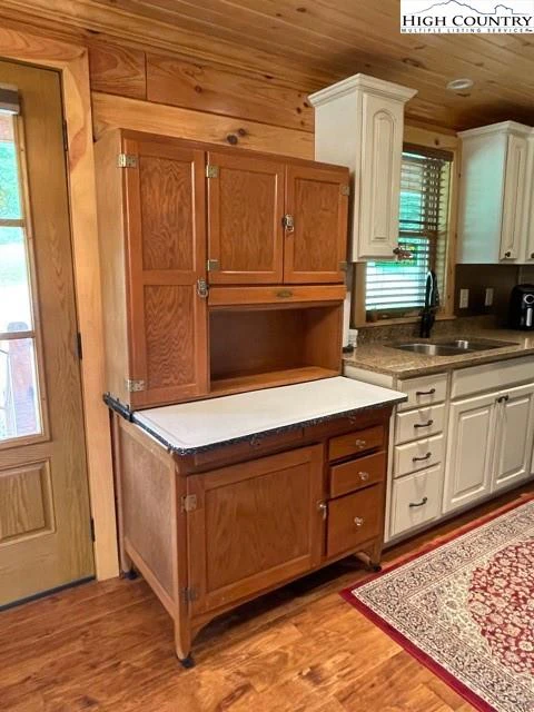 Image number 2 for the current listing