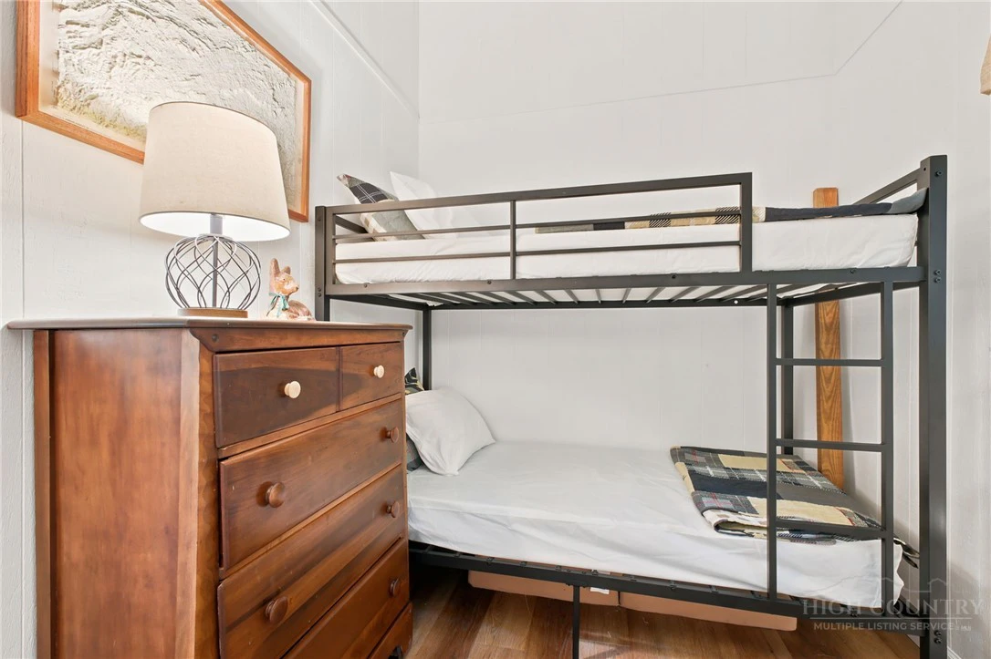 Image number 17 for the current listing