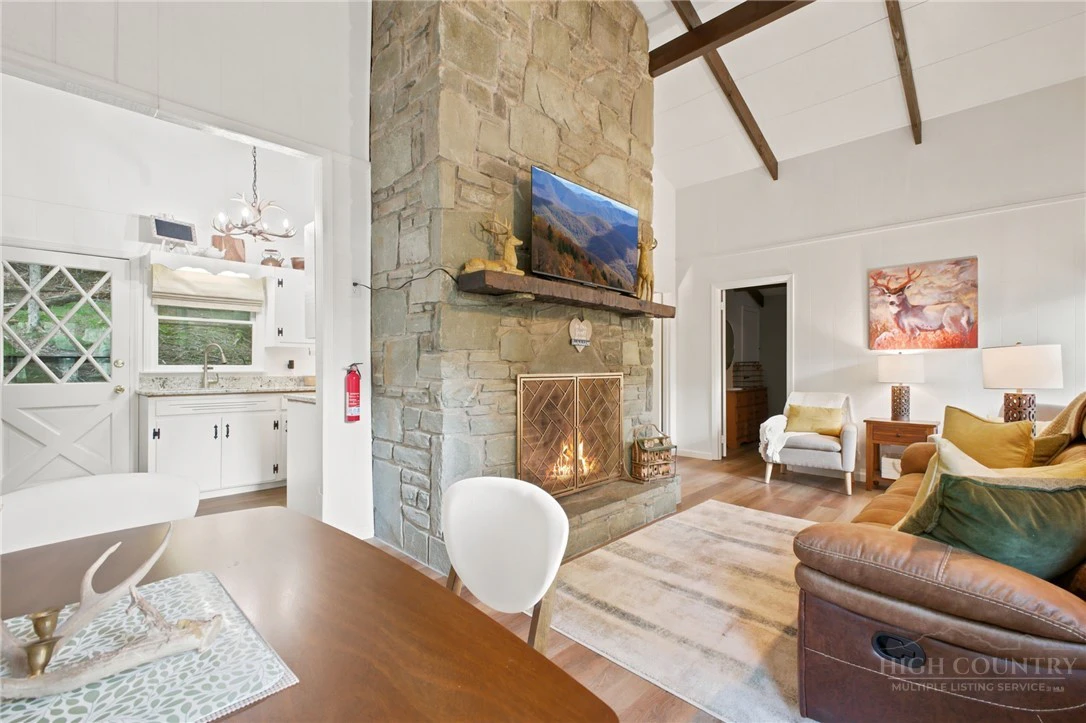Image number 4 for the current listing
