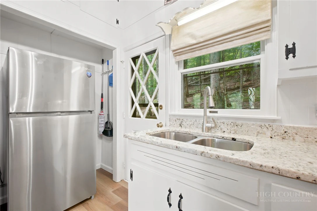 Image number 7 for the current listing