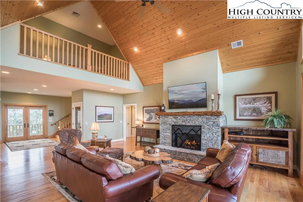 Image number 1 for the current listing