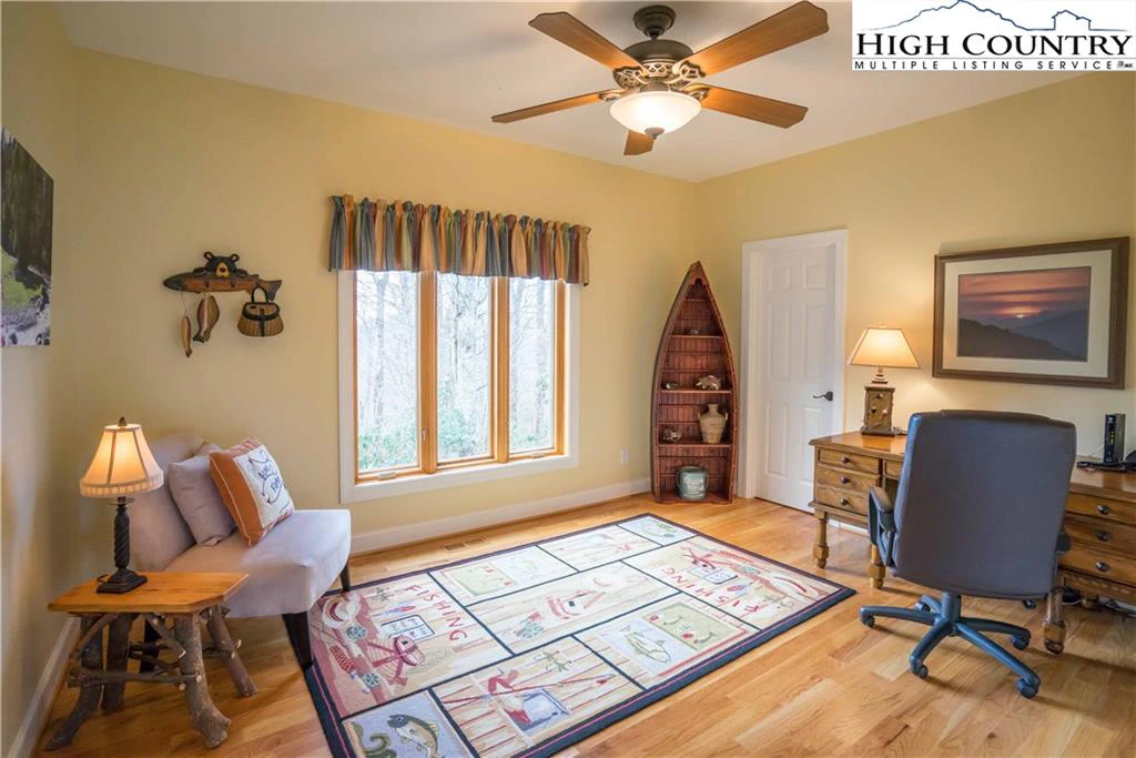 Image number 3 for the current listing