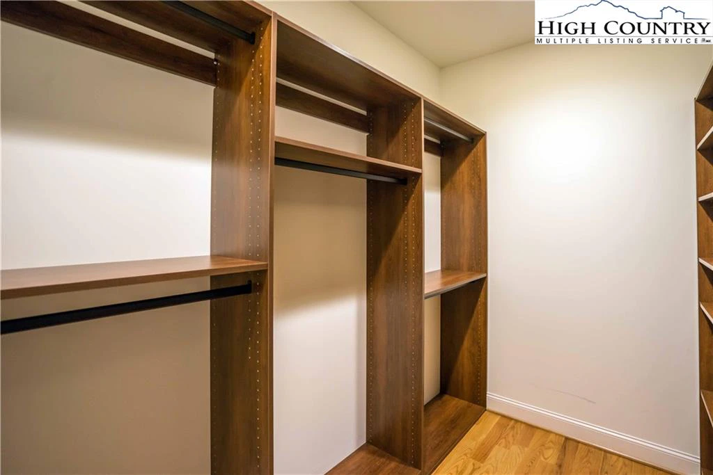 Image number 5 for the current listing