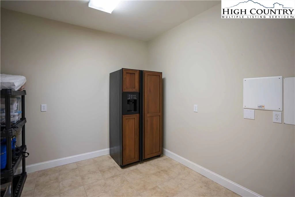 Image number 9 for the current listing