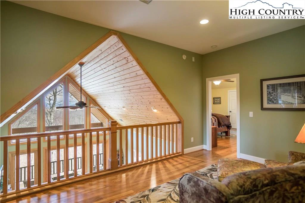 Image number 11 for the current listing