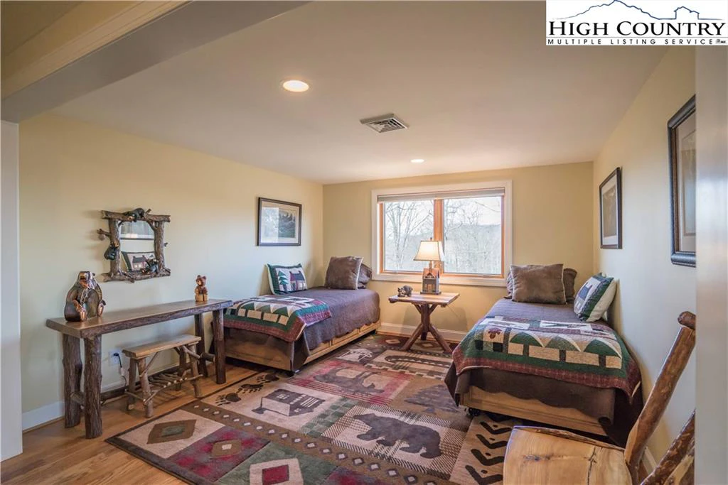 Image number 13 for the current listing