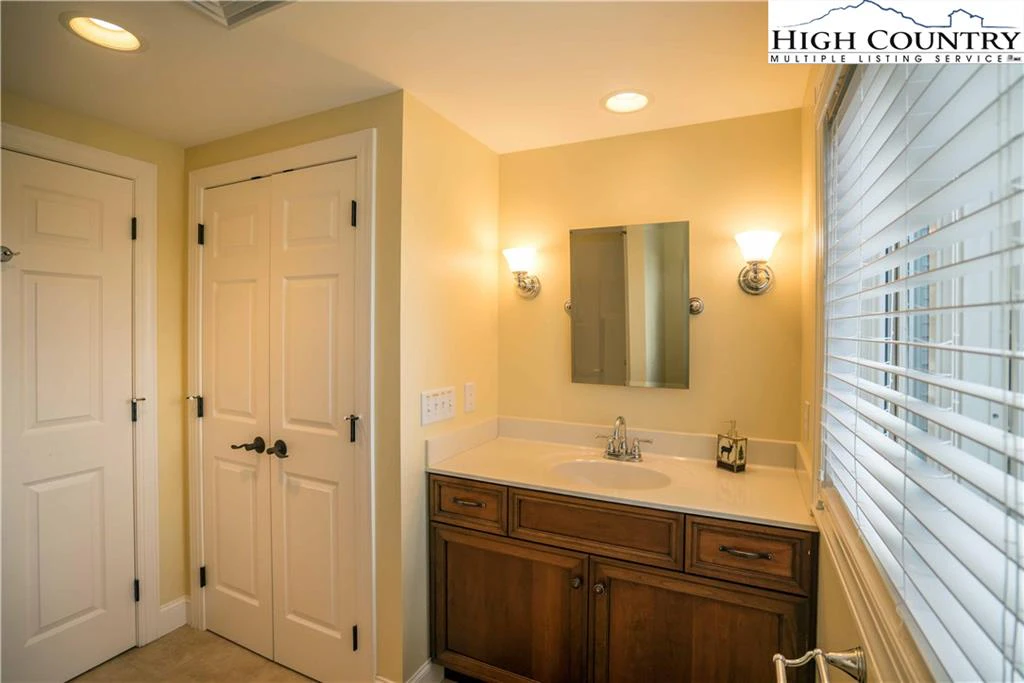 Image number 2 for the current listing