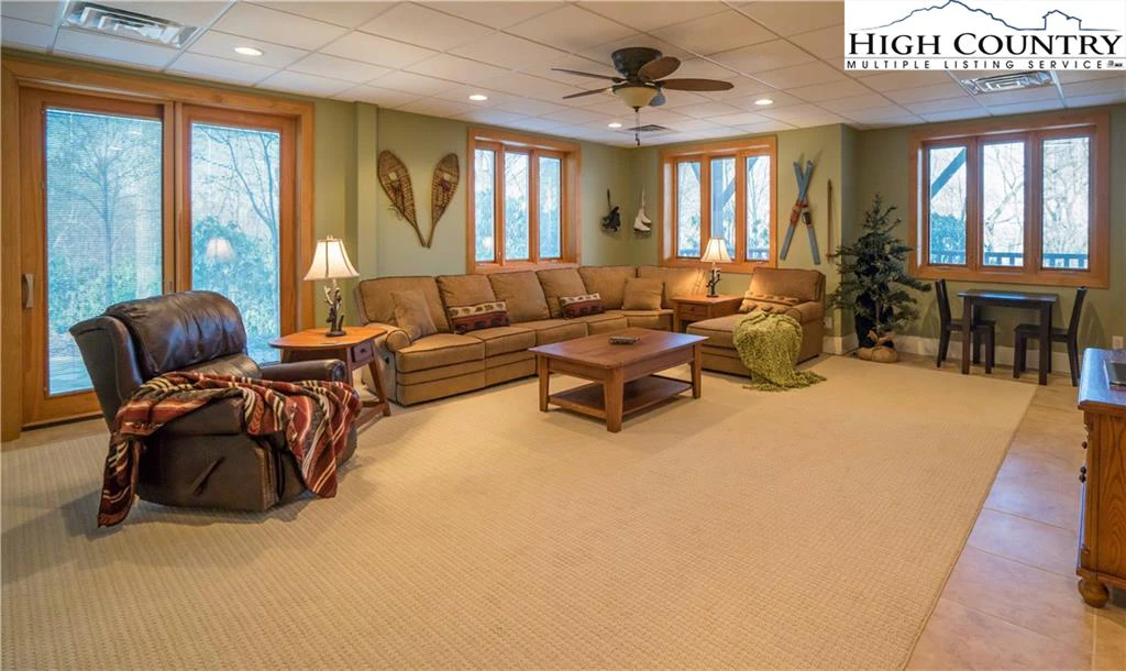 Image number 18 for the current listing