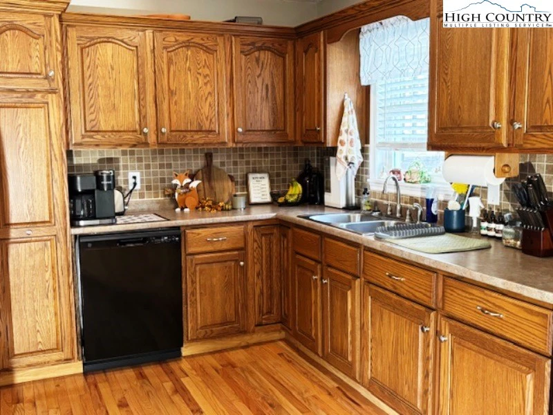 Image number 22 for the current listing