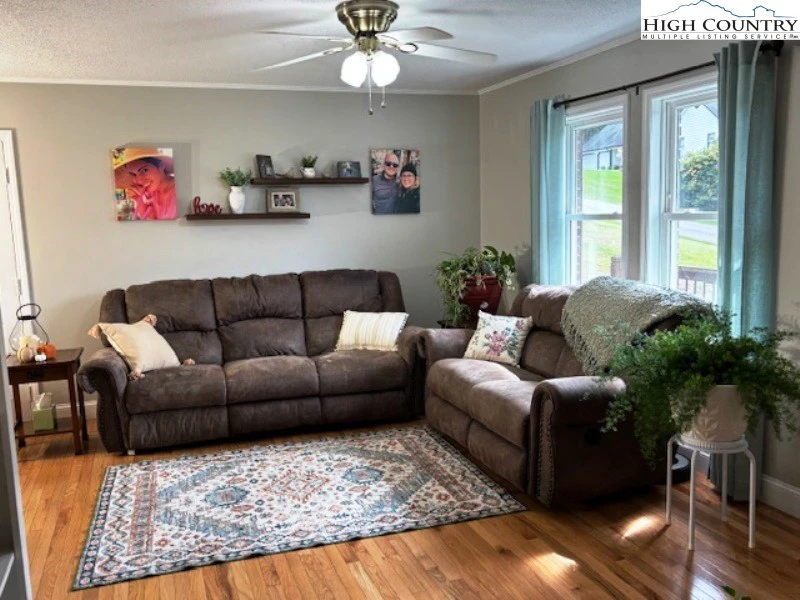 Image number 3 for the current listing