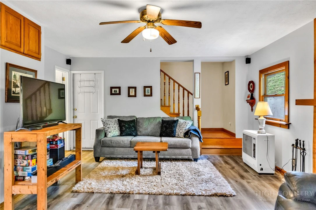 Image number 8 for the current listing