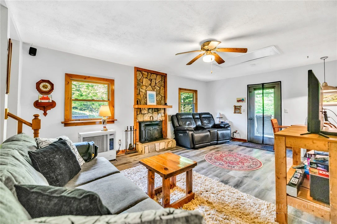 Image number 11 for the current listing