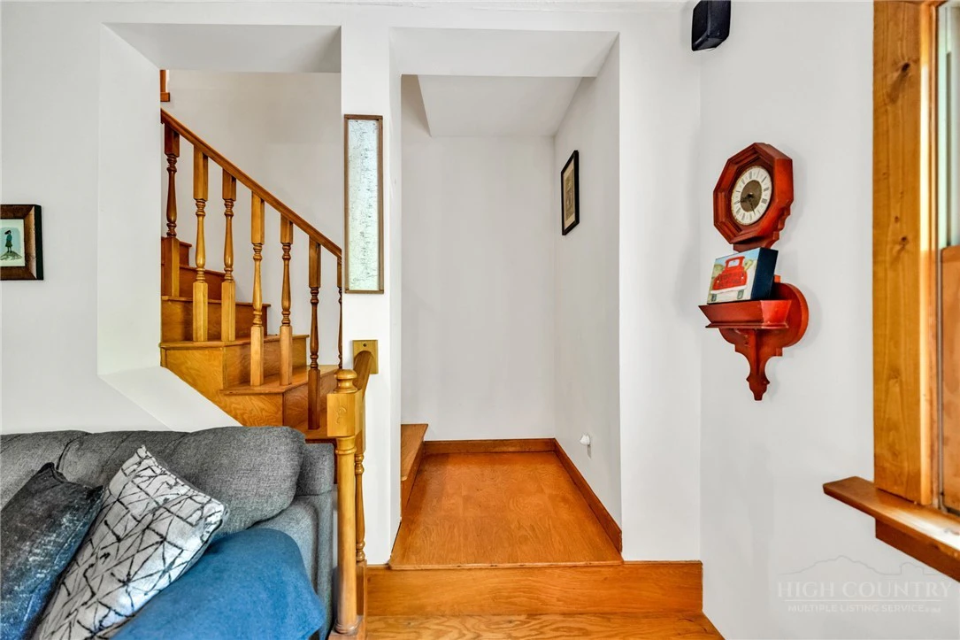 Image number 13 for the current listing