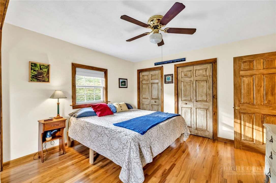 Image number 18 for the current listing